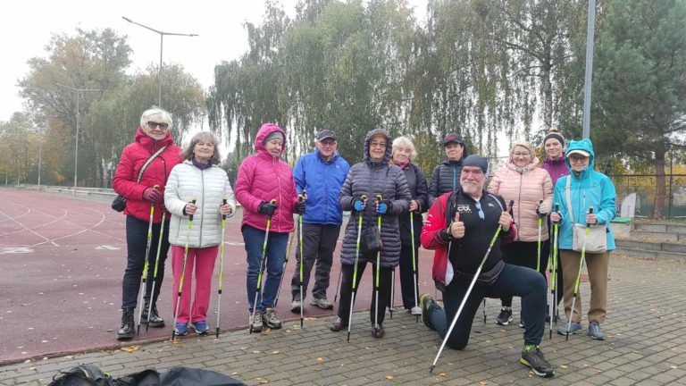 Nordic walking łączy pokolenia. Seniorzy z konińskiej biblioteki na zdrowym spacerze