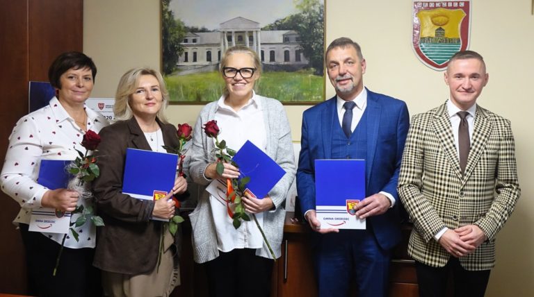 Nagrody dla pracowników oświaty w gminie Grodziec z okazji Dnia Edukacji Narodowej