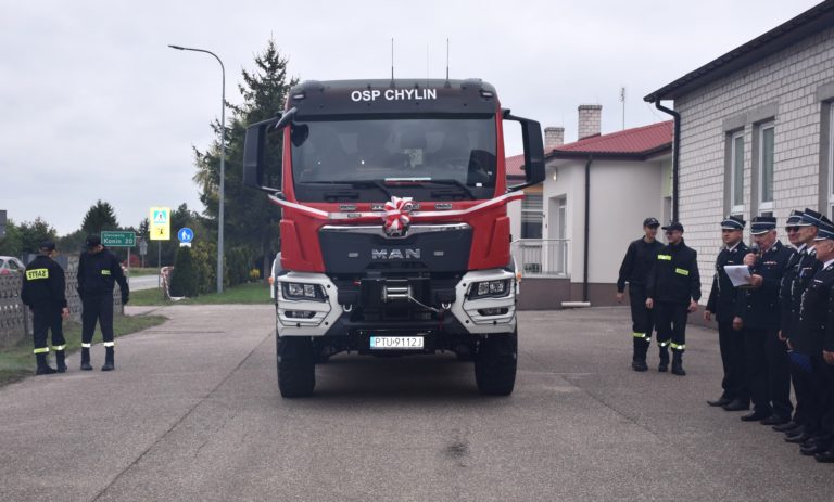 NOWY WÓZ STRAŻACKI DLA OSP CHYLIN – SYMBOL WSPÓLNOTY I BEZPIECZEŃSTWA