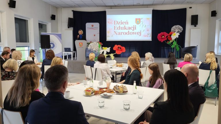 NAUCZYCIELE I DYREKTORZY SZKÓŁ WYRÓŻNIENI NAGRODAMI WÓJTA GMINY STARE MIASTO