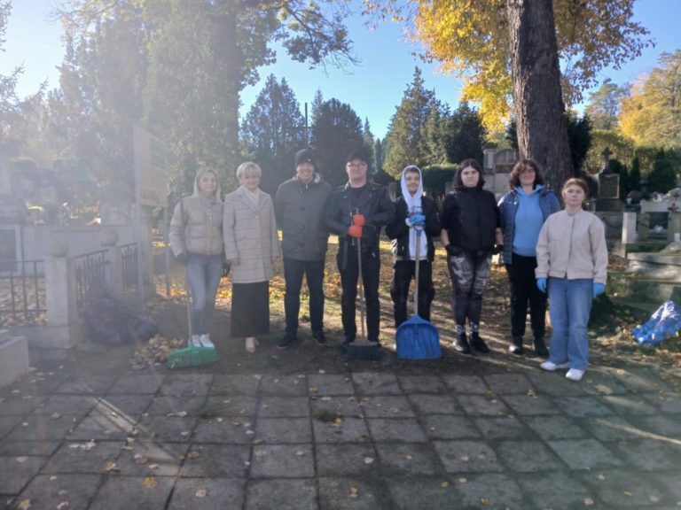 Słuchacze ZSCKU w Koninie uporządkowali groby na cmentarzu ewangelickim