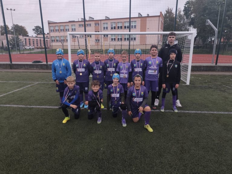 MŁODZI PIŁKARZE GKS WILKI WILCZYN W AKCJI – SPORTOWY WEEKEND PEŁEN EMOCJI