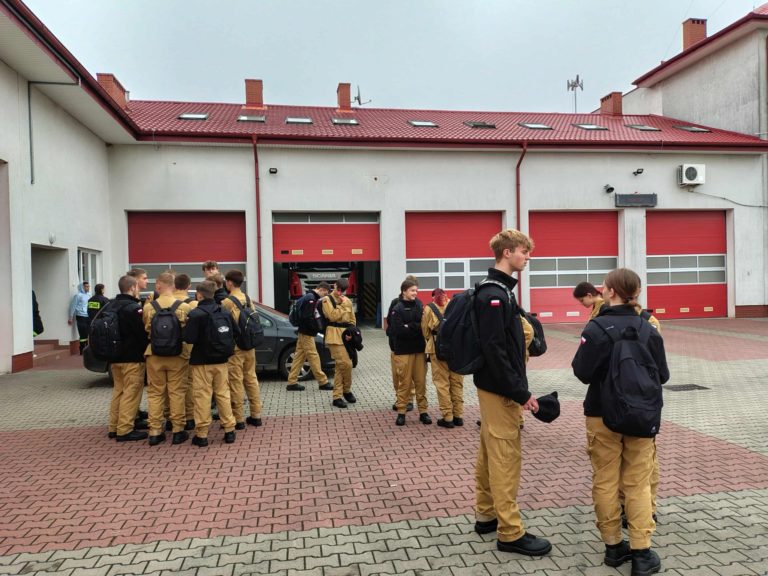 Poglądowa lekcja młodych strażaków z ZSCKU w Koninie
