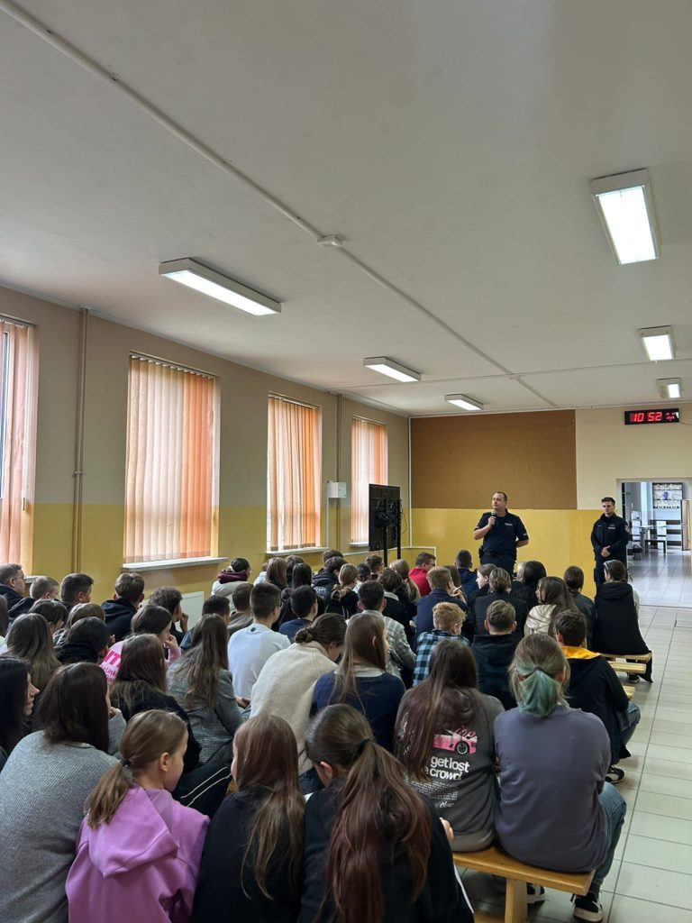 Policjanci ze Starego Miasta uczą młodzież o odpowiedzialności i bezpieczeństwie w sieci