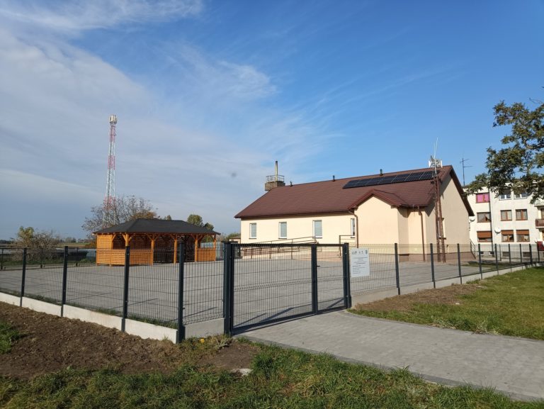 Nowa altana grillowa i ogrodzenie przy świetlicy w Wiśniewie