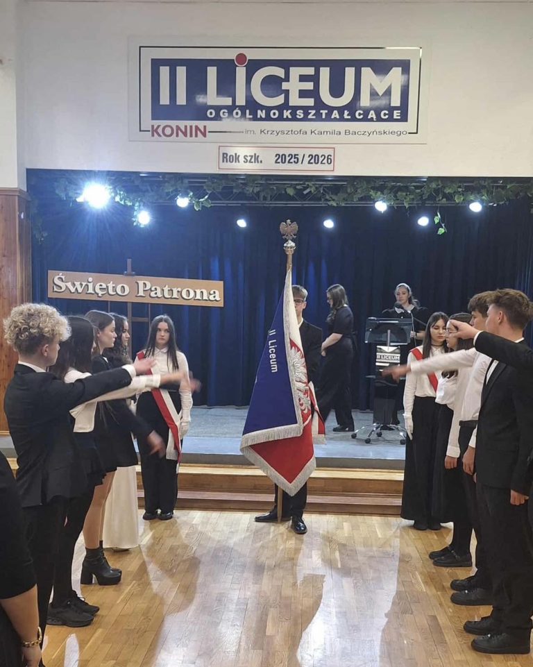 Dzień Patrona w II LO w Koninie – pierwszoklasiści ślubują, społeczność szkolna świętuje