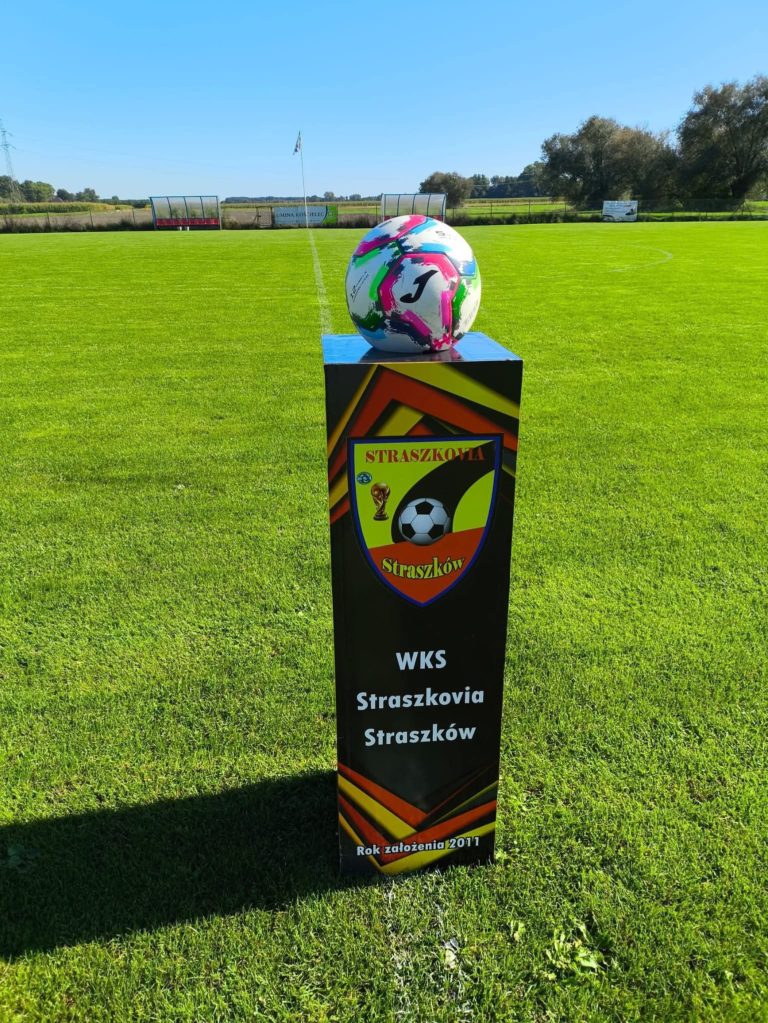 Seniorzy Warty Rumin zwyciężają w Straszkowie