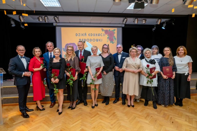 Święto edukacji w Kazimierzu Biskupim. Wyróżnienia dla nauczycieli i podziękowania za trud pracy