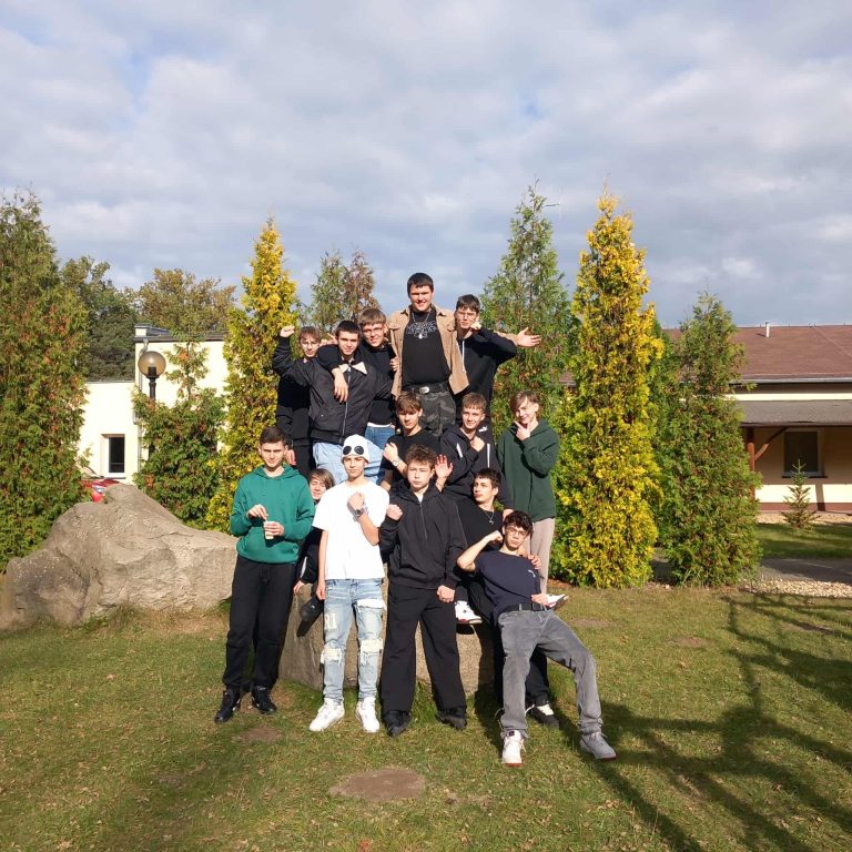 Jesienna lekcja w terenie – uczniowie ZSGE w Koninie odwiedzili Nadleśnictwo Grodziec