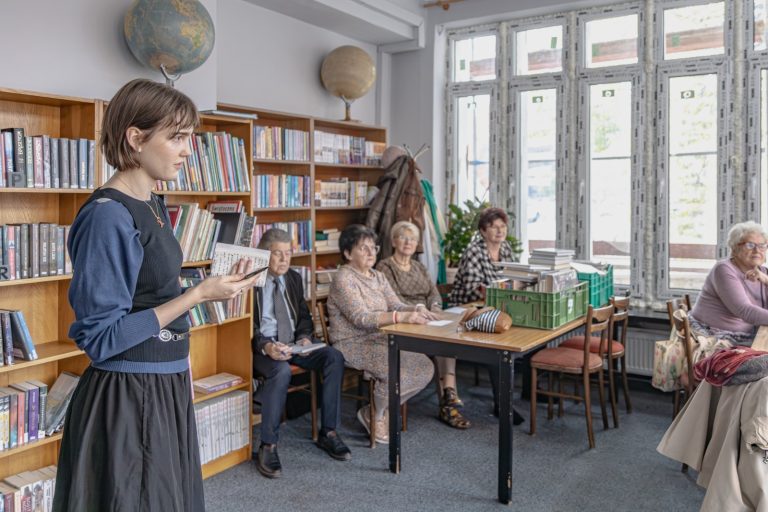 Teatr uczy, łączy i wzrusza – warsztaty teatralne dla seniorów w Miejskiej Bibliotece Publicznej w Koninie
