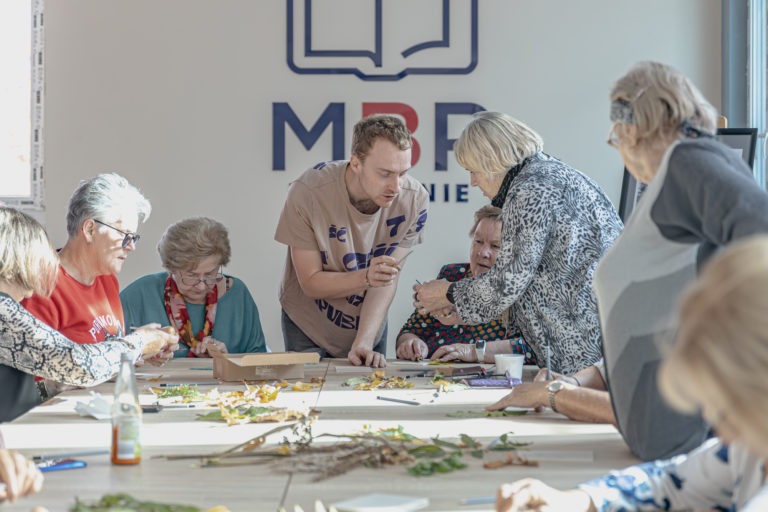 Warsztaty linorytu w konińskiej bibliotece: sztuka w prostocie i wyobraźni