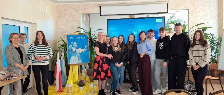 ZSGE w Koninie uczciło XXV Dzień Papieski pod hasłem „Święty Jan Paweł II. Prorok nadziei.”