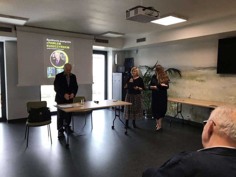 Poeta w bibliotece w Krzymowie