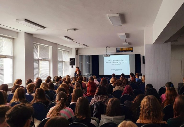 Suplementy pod lupą – wykład dr Agnieszki Saran-Jagodzińskiej w III LO w Koninie