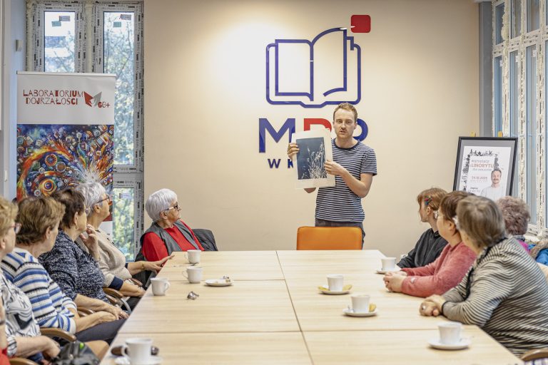 Seniorzy tworzą linoryty inspirowane Małym Księciem