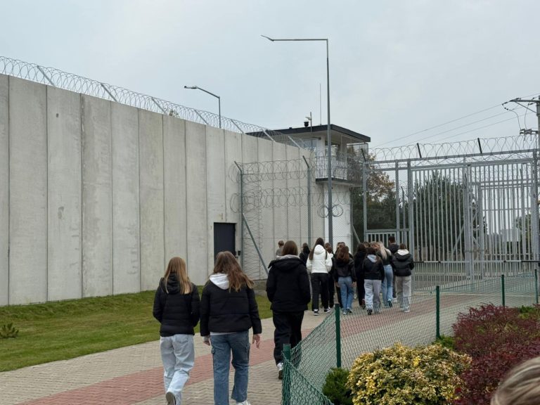 Lekcja odpowiedzialności i refleksji – uczniowie ZSCKU w Zakładzie Karnym w Gębarzewie