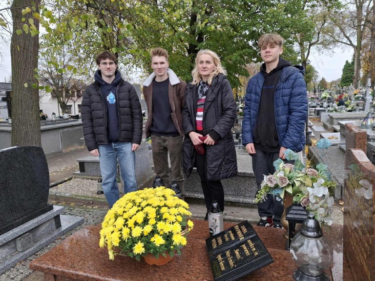 Uczniowie ZSGE w Koninie uczcili pamięć byłych dyrektorów szkoły