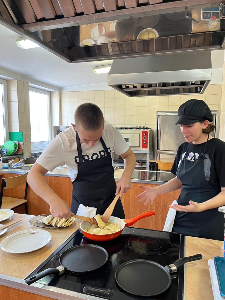 Jesień w kuchni ZSB i KZ w Koninie – naleśniki z farszem grzybowym a’la Królikowski