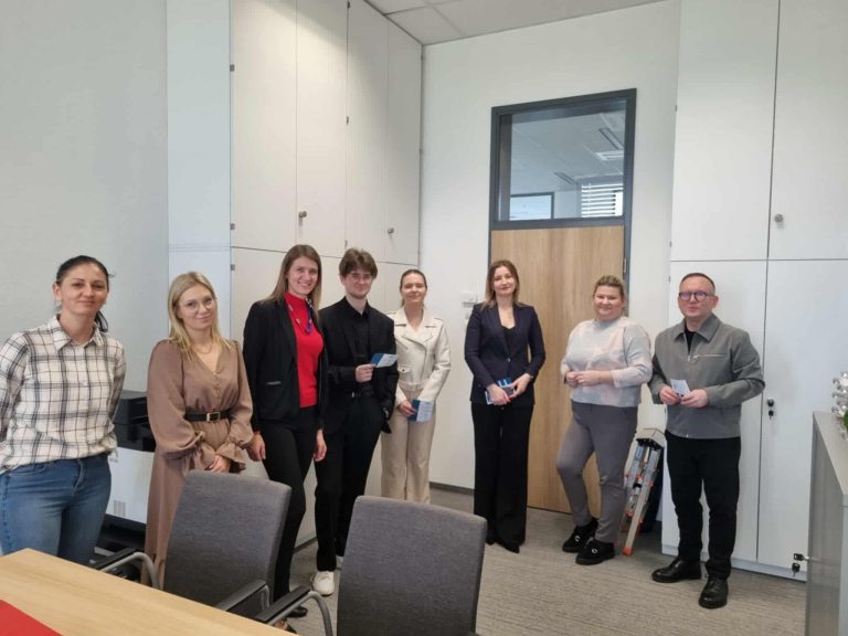 Uczniowie ZSGE w Koninie w roli młodych managerów