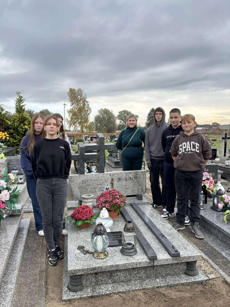 Uczniowie Społecznej Szkoły Podstawowej w Biskupicach zadbali o pamięć lokalnych bohaterów