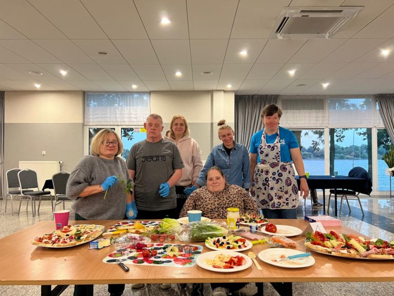 WARSZTATOWY „TRENING GŁOWY” – PRAKTYKA SAMODZIELNOŚCI I SPOŁECZNEGO WŁĄCZENIA