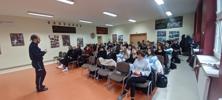 Debata o wpływie technologii na młodzież