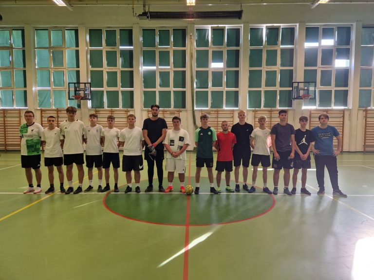 Sportowa rywalizacja w ZSEU w Żychlinie: grali dla Niepodległej