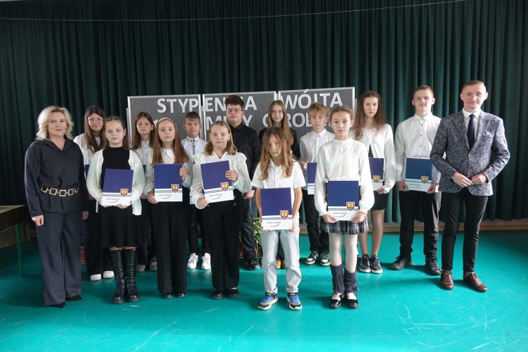 Najlepsi uczniowie z gminy Grodziec nagrodzeni stypendiami Wójta