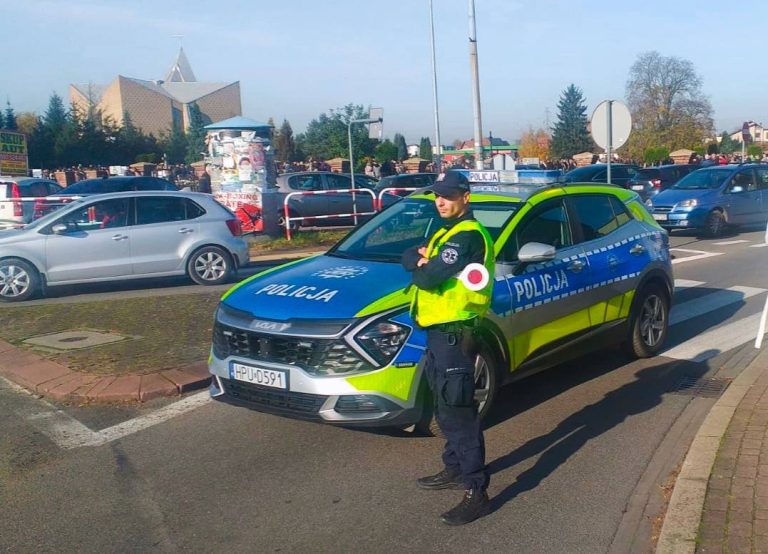 Policjanci i strażnicy miejscy dbają o bezpieczeństwo przy cmentarzach w Koninie