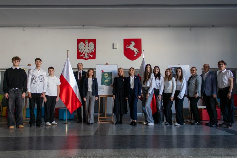 Uczniowie III LO w Koninie wspólnie uczcili Narodowe Święto Niepodległości