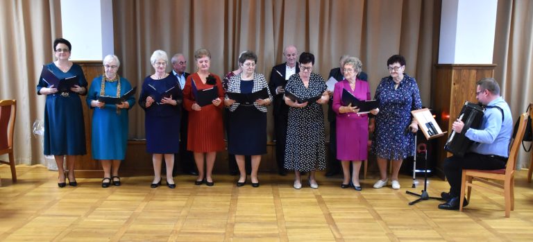 Seniorzy świętowali we Władysławowie – muzyka, wzruszenia i wspólna radość