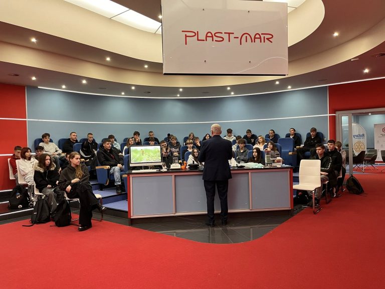 Drugie życie plastiku – uczniowie z Kleczewa na ekologicznej lekcji w Balczewie