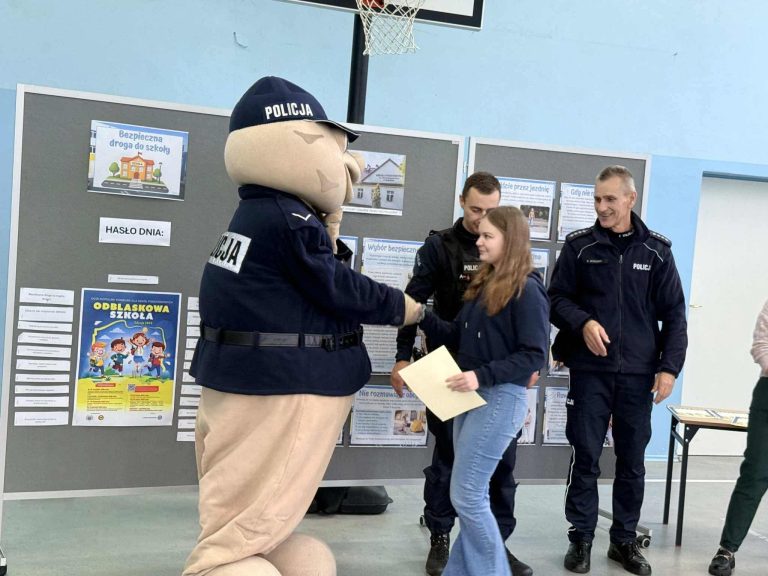 „Bądź widoczny – bądź bezpieczny!” Policjanci i strażacy odwiedzili uczniów w Radolinie