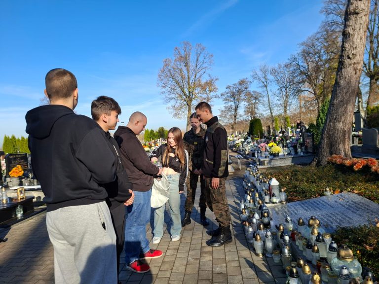 Uczniowie ZSOiT w Kleczewie uczcili pamięć Powstańców Styczniowych