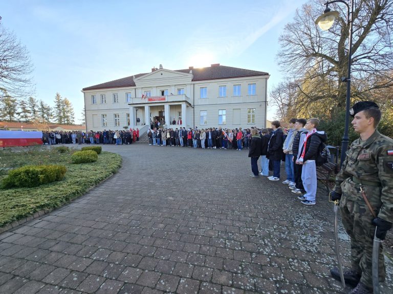 Marszobieg Niepodległości i happening historyczny w ZSEU w Żychlinie