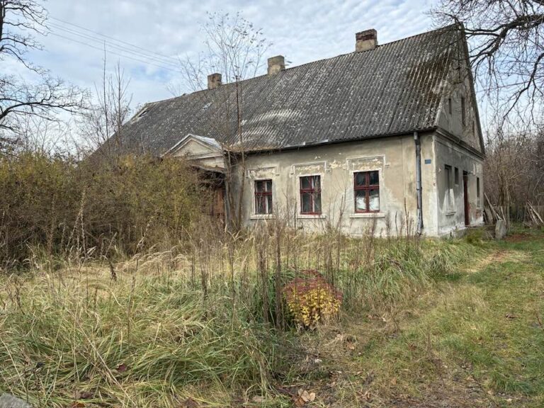 Pastorówka w Grodźcu w złym stanie technicznym. Wójt apeluje o ostrożność