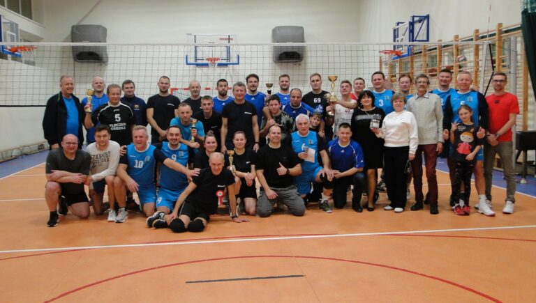 Świętowanie pod siatką w Skulsku z okazji 107. rocznicy Niepodległości