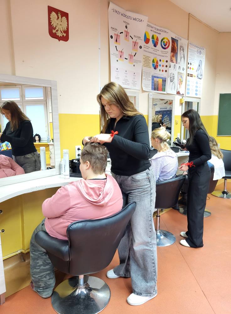 Uczennice Zespołu Szkół Technicznych w Koninie w projekcie „Fale Cykli – Stylizacja & Menstruacja”