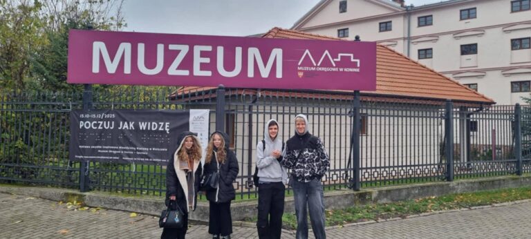 Uczniowie ZSGE odwiedzili wyjątkową wystawę „Poczuj jak widzę” w konińskim muzeum