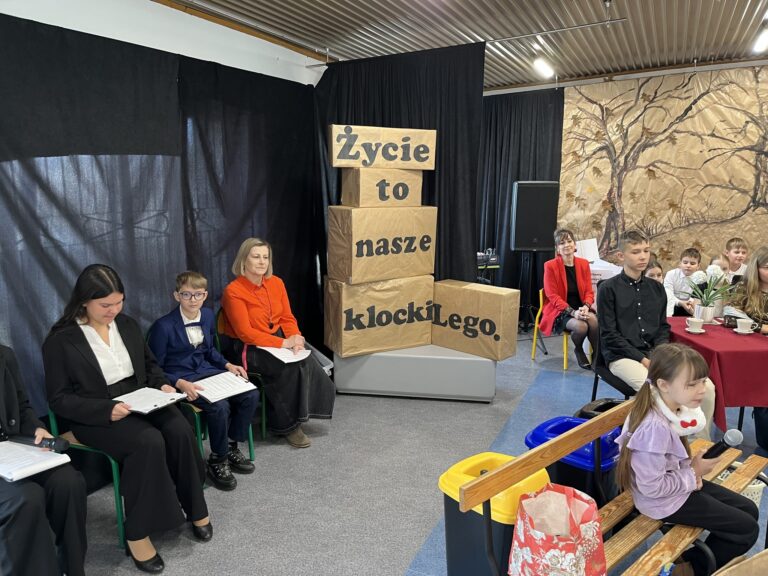 Spektakl o sile rozmowy i zmianie w szkolnej społeczności