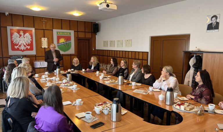 Dzień pracownika socjalnego w Kramsku — podziękowania i chwile wzruszeń