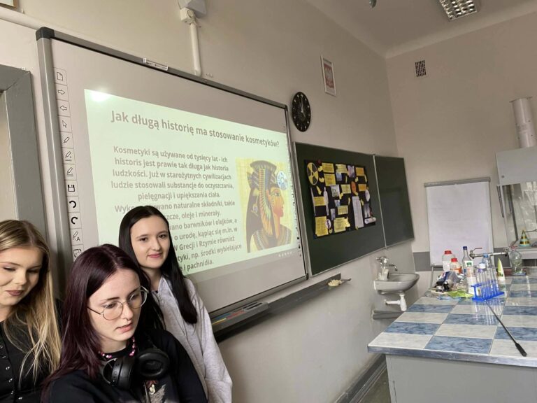 Lekcja otwarta z chemii w I LO: projektowa praca uczniów klasy 3D