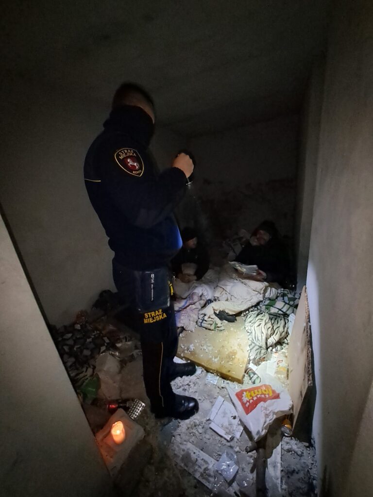 Straż Miejska w Koninie rusza z akcją wsparcia osób bezdomnych w sezonie zimowym