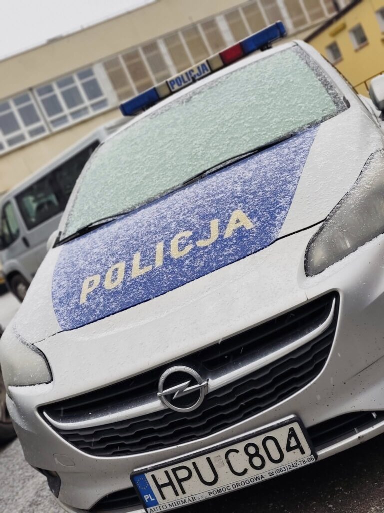 Pierwszy śnieg na drogach. Policja apeluje o ostrożność