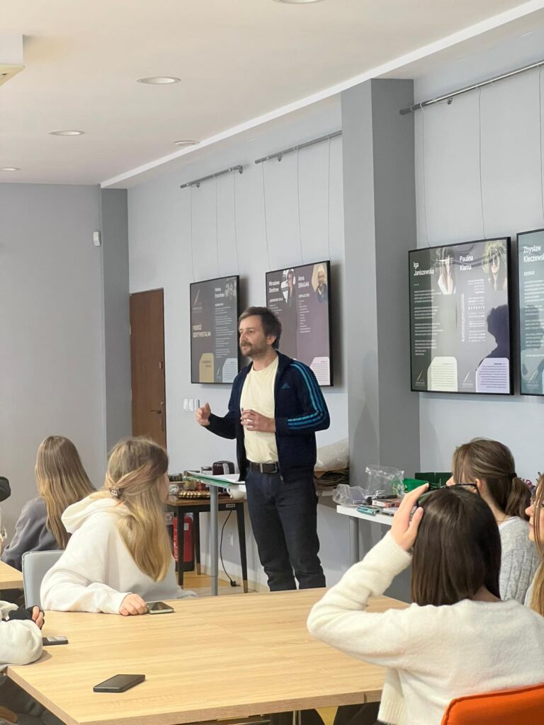 Warsztaty plakatu z Jakubem Zasadą w bibliotece
