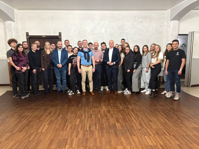 Od produkcji do recyklingu – studenci z Konina poznali życie aluminiowej puszki