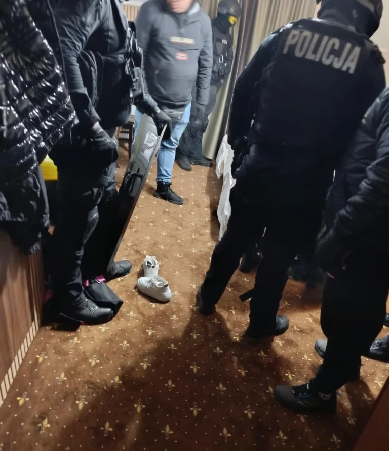 Brutalny atak nożem i kilogram narkotyków. 29-latek zatrzymany w hotelu