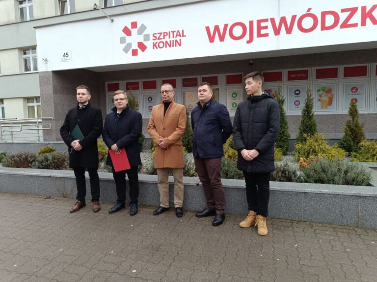 Krytyka systemu ochrony zdrowia, podczas konferencji pod Wojewódzkim Szpitalem Zespolonym w Koninie