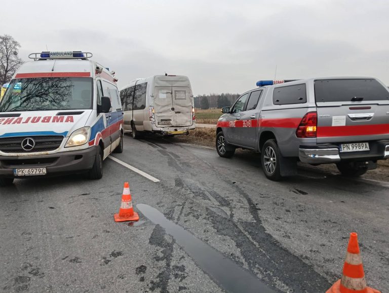 Poważny wypadek na DK 25 w Rychwale. Droga zablokowana