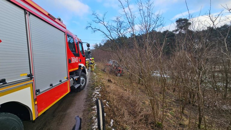 Tragiczny wypadek. Ciągnik uderzył w drzewo